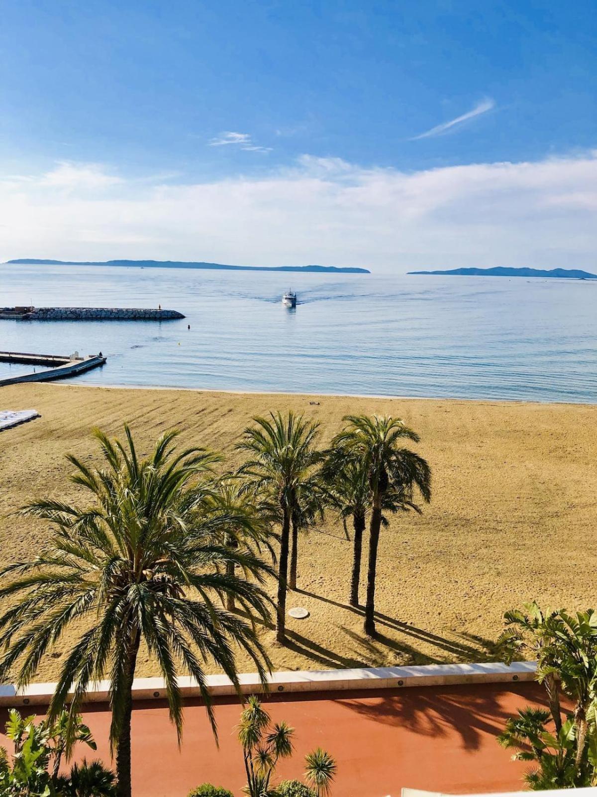 T3 Front De Mer Dernier Etage Vue Mer Petit Havre De Paix Pour Vos Vacances Emplacement Unique Vue Mer Panoramique A 180 Degres Pour Ce T3 En Face De La Plage Front De Mer Vue Sur Les Iles 5 Et Dernier Etage Avec Ascenseur Le Lavandou Dış mekan fotoğraf